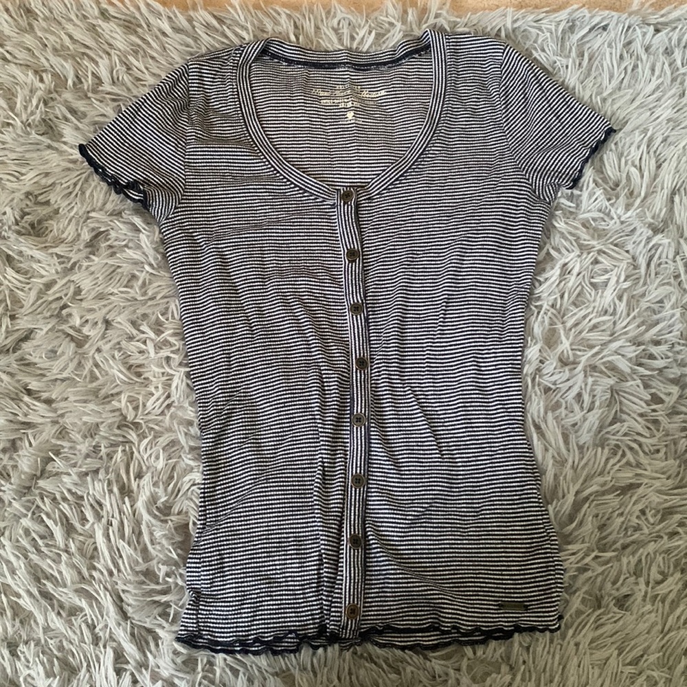 stripes button cropped tee!